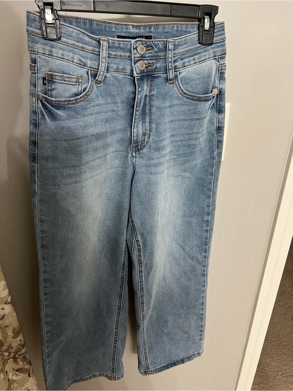 Judy Blue - Medium Wash Wide Crop Jeans